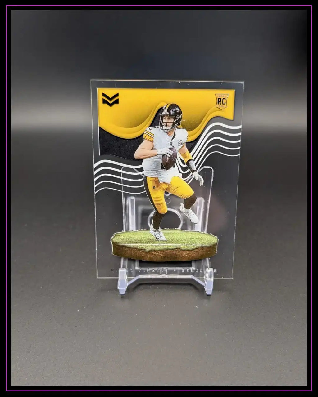American Football Trading Card mit Spieler im gelb-schwarzen Trikot, Rookie-Karte