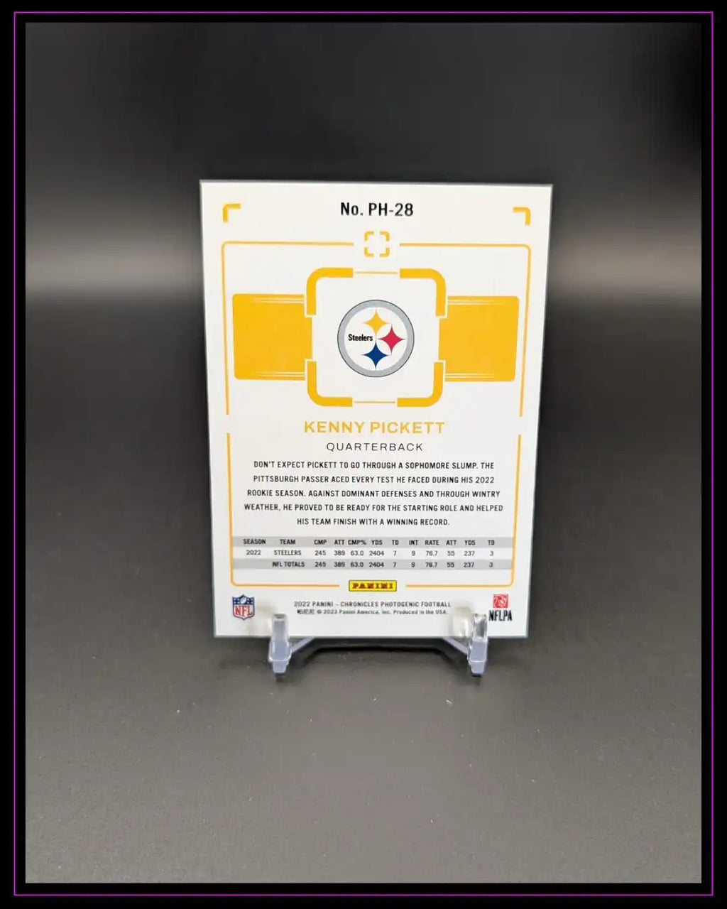 Rückseite einer Kenny Pickett Trading Card der Pittsburgh Steelers, Football Sammelkarte auf Ständer