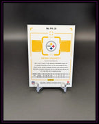 Rückseite einer Kenny Pickett Trading Card der Pittsburgh Steelers, Football Sammelkarte auf Ständer