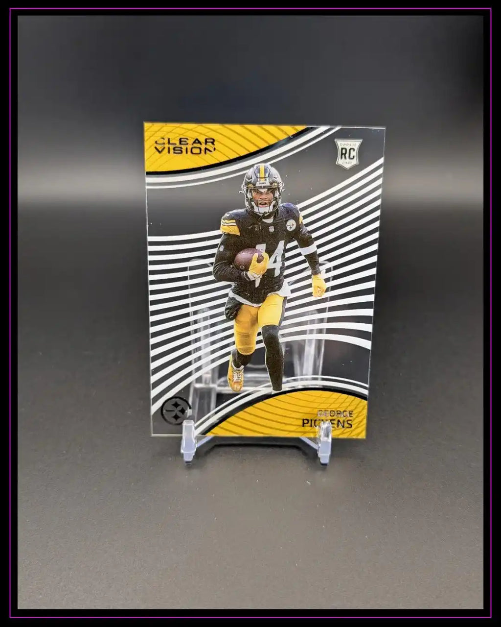 NFL Trading Card von George Pickens, Pittsburgh Steelers, Clear Vision Rookie, auf Ständer