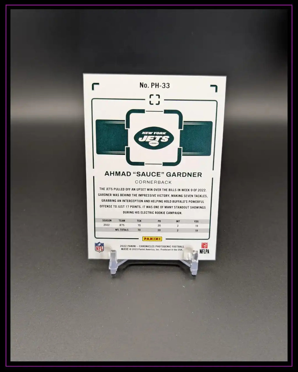 Rückseite einer NFL Trading Card von Ahmad Gardner, New York Jets, auf Kartenständer
