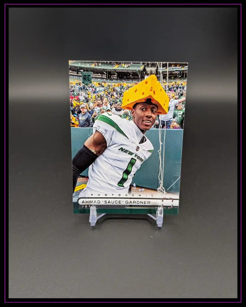 NFL Trading Card von Ahmad Gardner, New York Jets, mit Käsehut, auf Kartenständer