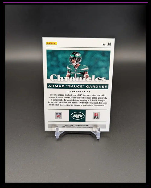 Rückseite einer Panini NFL Trading Card, Spieler Ahmad Gardner, New York Jets, auf Kartenständer