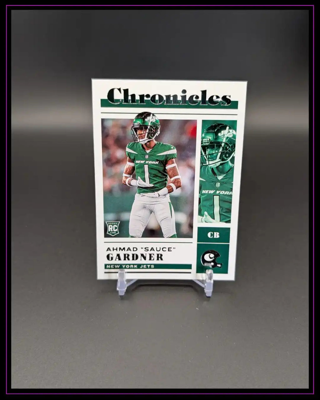 Chronicles Trading Card von Ahmad 'Sauce' Gardner, New York Jets, auf Kartenhalter.