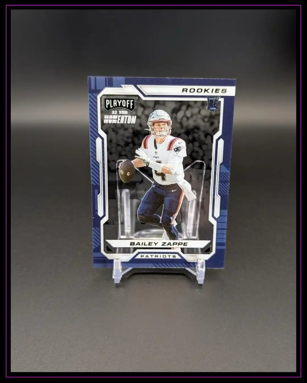 Playoff 2022 Bailey Zappe Rookie Trading Card Patriots, Sport-Sammelkarte auf Ständer