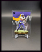 Football Trading Card mit Spieler in weiß-lila Uniform auf klarem Hintergrund, Sammelkarte