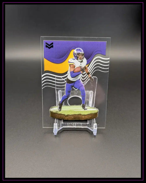 Football Trading Card mit Spieler in weiß-lila Uniform auf klarem Hintergrund, Sammelkarte