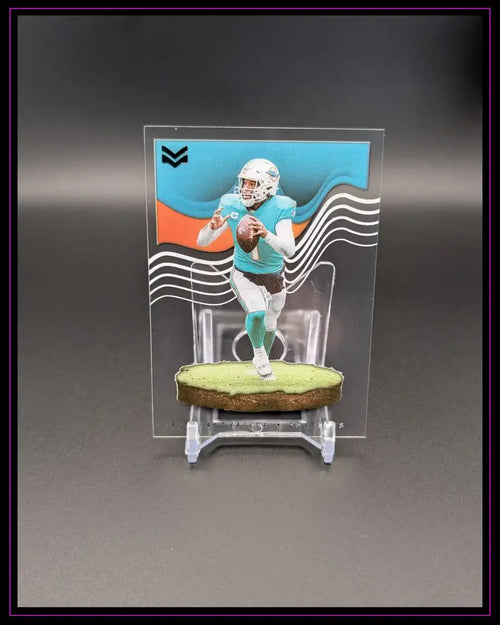 Exklusive Football Trading Card mit Spieler in Türkis auf transparentem Aufsteller, Sammlerstück