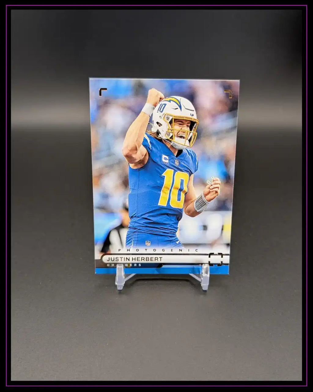 NFL Trading Card Justin Herbert im Chargers-Trikot, Vorderansicht auf Ständer