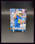 NFL Trading Card Justin Herbert im Chargers-Trikot, Vorderansicht auf Ständer