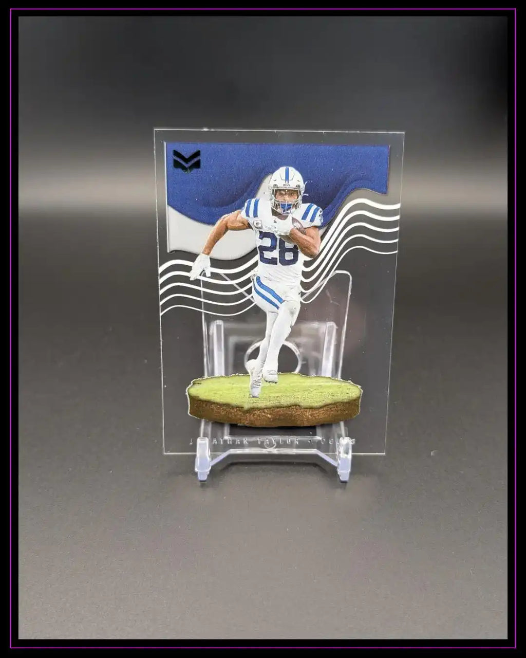 Exklusive NFL Football Trading Card mit Spieler im weißen Trikot auf durchsichtigem Display