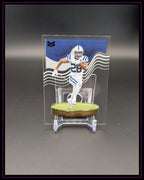 Exklusive NFL Football Trading Card mit Spieler im weißen Trikot auf durchsichtigem Display