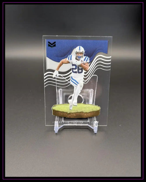 Exklusive NFL Football Trading Card mit Spieler im weißen Trikot auf durchsichtigem Display