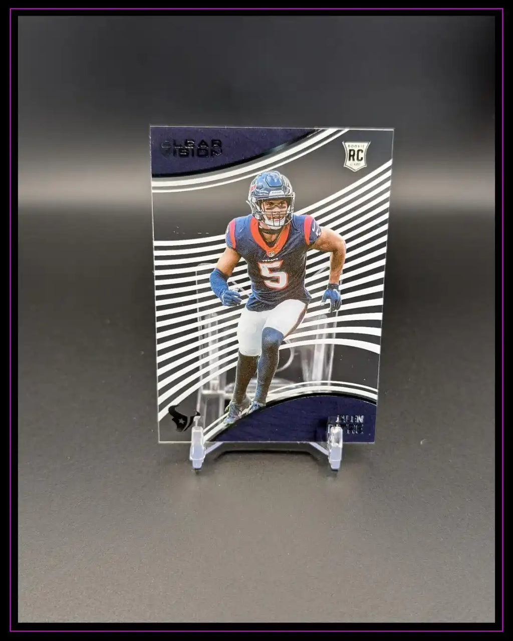 Transparente Football Trading Card Rookie mit Spieler im blauen Trikot und silbernen Linien