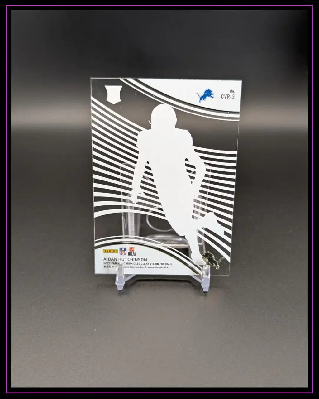 Panini NFL Aidan Hutchinson Clear Vision Trading Card auf Ständer, transparente Optik