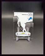 Panini NFL Trading Card Amon-Ra St. Brown, Wide Receiver, auf Kartenhalter vor schwarzem Hintergrund