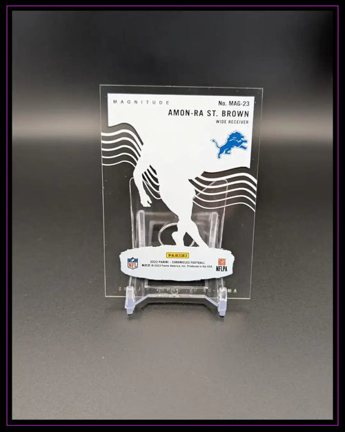 Panini NFL Trading Card Amon-Ra St. Brown, Wide Receiver, auf Kartenhalter vor schwarzem Hintergrund