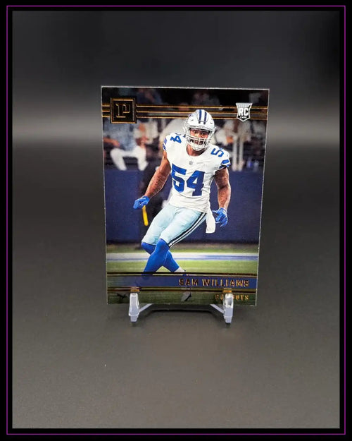 NFL Trading Card eines Football-Spielers im Dallas-Cowboys-Trikot auf Ständer
