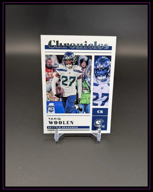 Chronicles Rookie Trading Card von Tariq Woolen, Seattle Seahawks, auf Kartenhalter