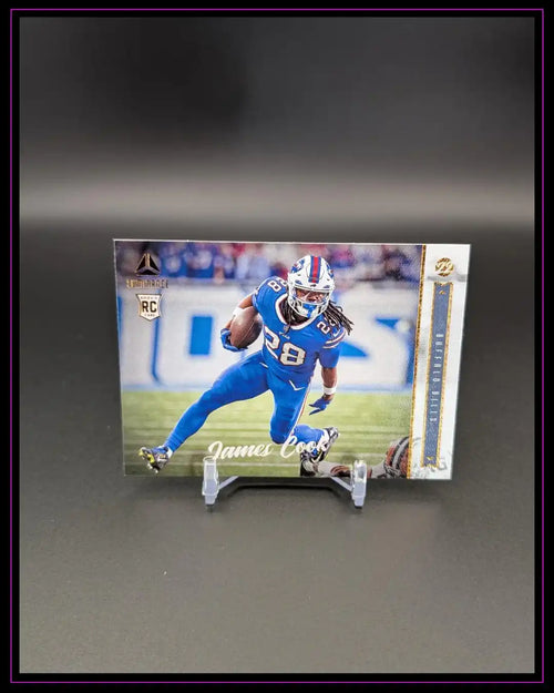 James Cook Football Rookie Trading Card auf Ständer, Sportkarten Sammlerstück