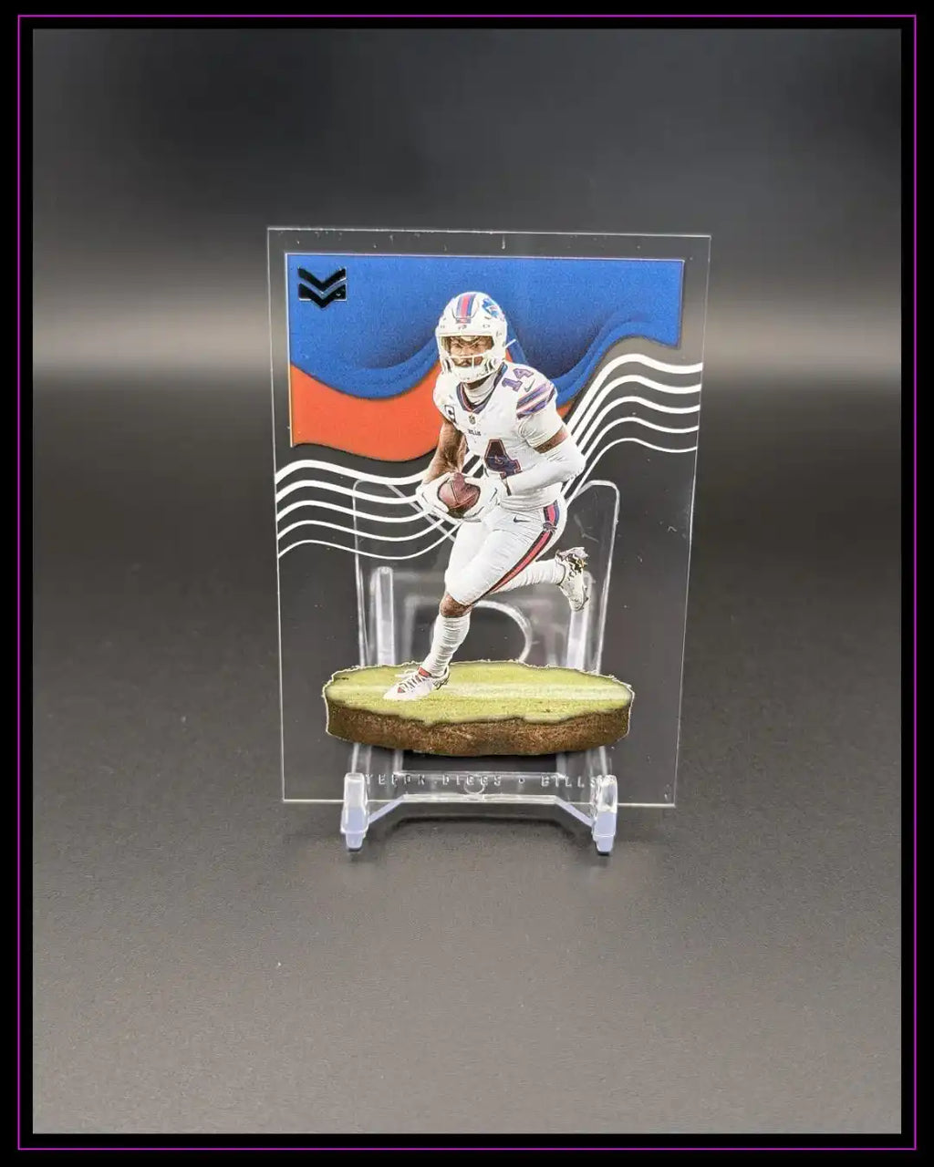 American Football Trading Card mit Spieler in weißer Uniform und farbigem Hintergrund auf Ständer