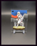 American Football Trading Card mit Spieler in weißer Uniform und farbigem Hintergrund auf Ständer