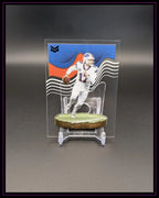 Amerikanische Football-Trading Card mit Quarterback im weißen Trikot, moderne Design-Elemente.