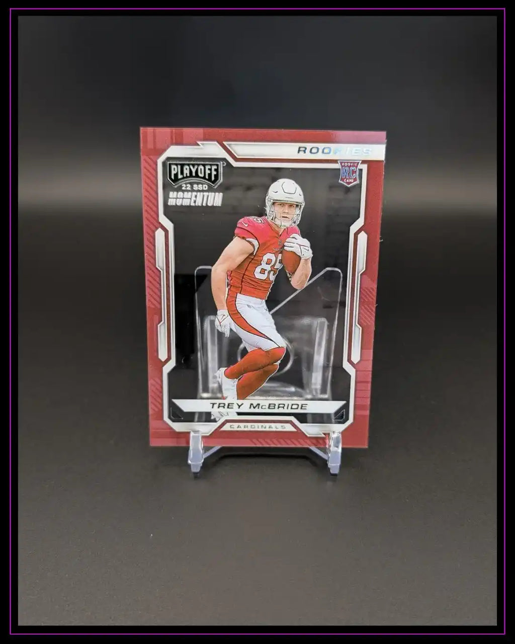 NFL Trading Card Trey McBride Arizona Cardinals, Playoff Momentum Rookie, auf Kartenständer