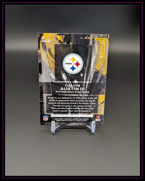 Calvin Austin III Pittsburgh Steelers Panini NFL Trading Card auf Ständer, Rückseite sichtbar.