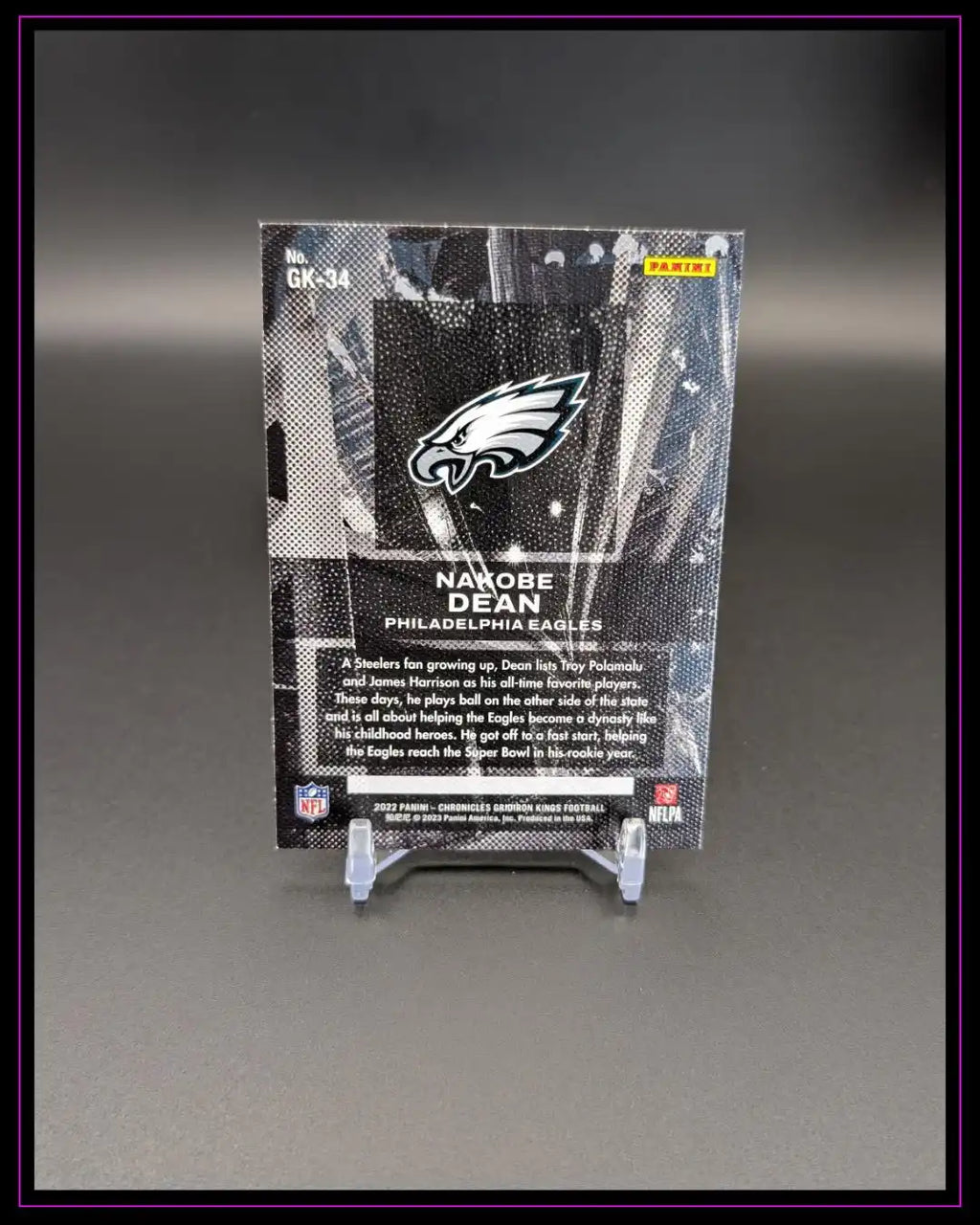 Rückseite einer Panini NFL Trading Card von Nakobe Dean, Philadelphia Eagles, auf Ständer