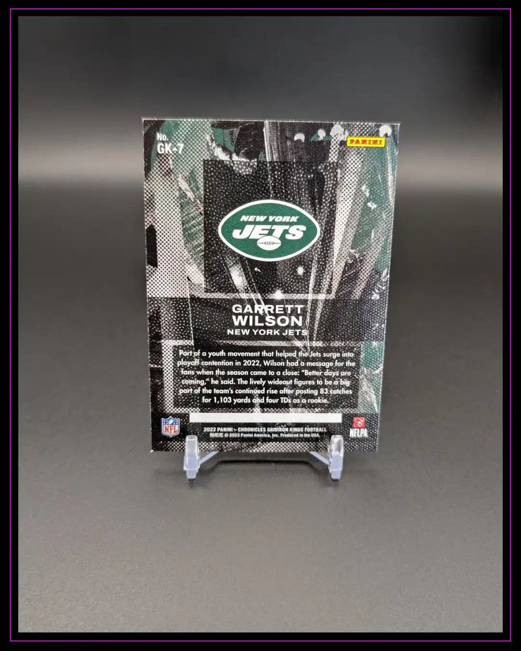 Rückseite einer Garrett Wilson New York Jets Trading Card, Football Sammelkarte auf Ständer