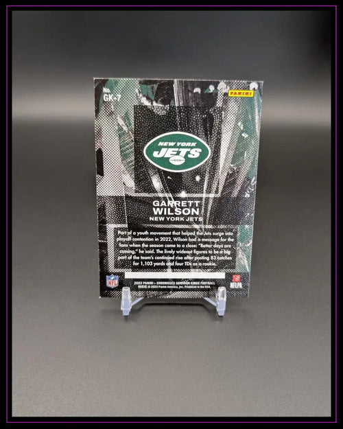 Rückseite einer Garrett Wilson New York Jets Trading Card, Football Sammelkarte auf Ständer