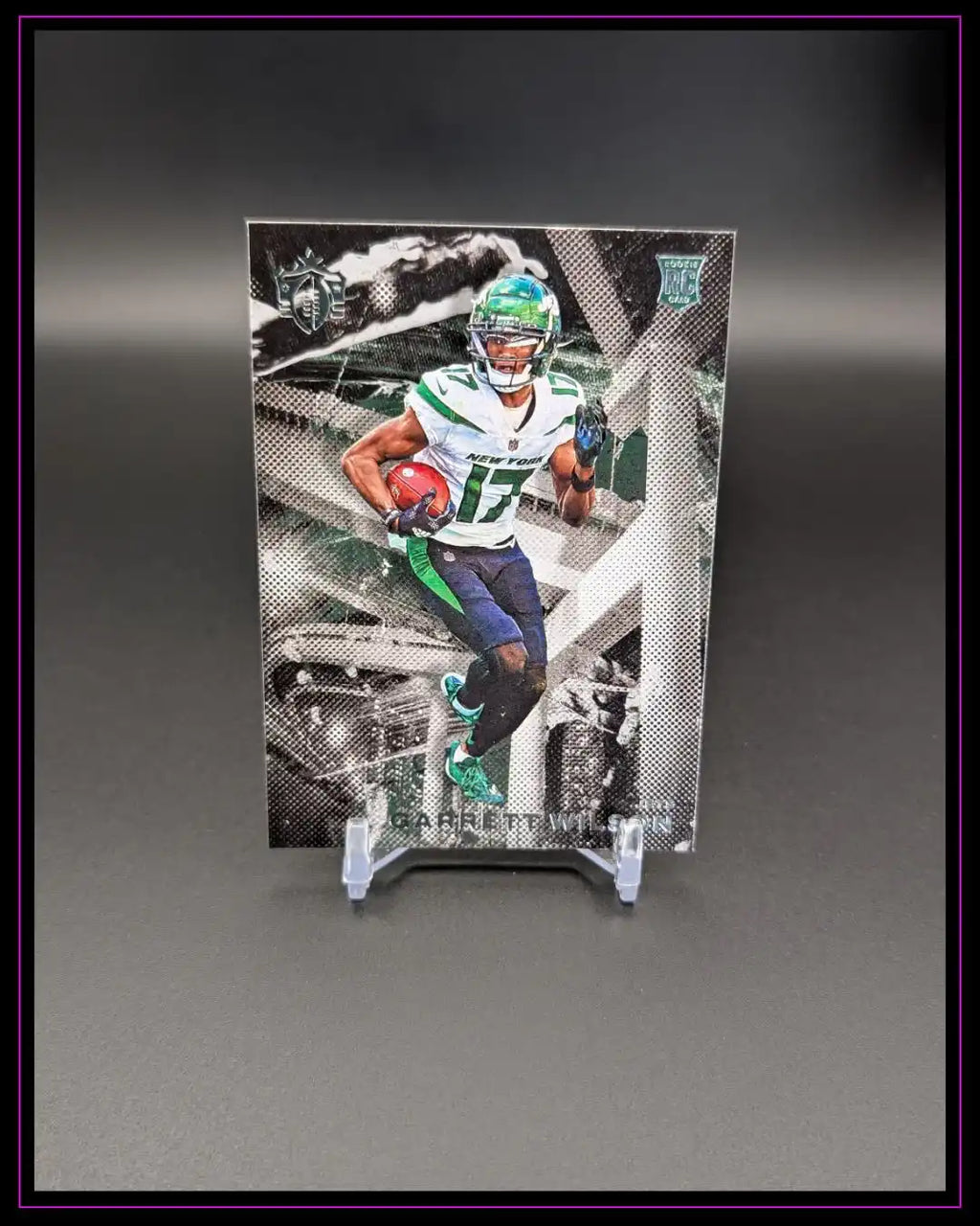 American Football Trading Card mit Spieler in grün-weißem Trikot, Rookie Card Design