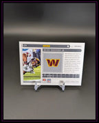 Rückseite einer Panini Football Trading Card von Brian Robinson Jr., Washington Commanders, auf Kartenständer.