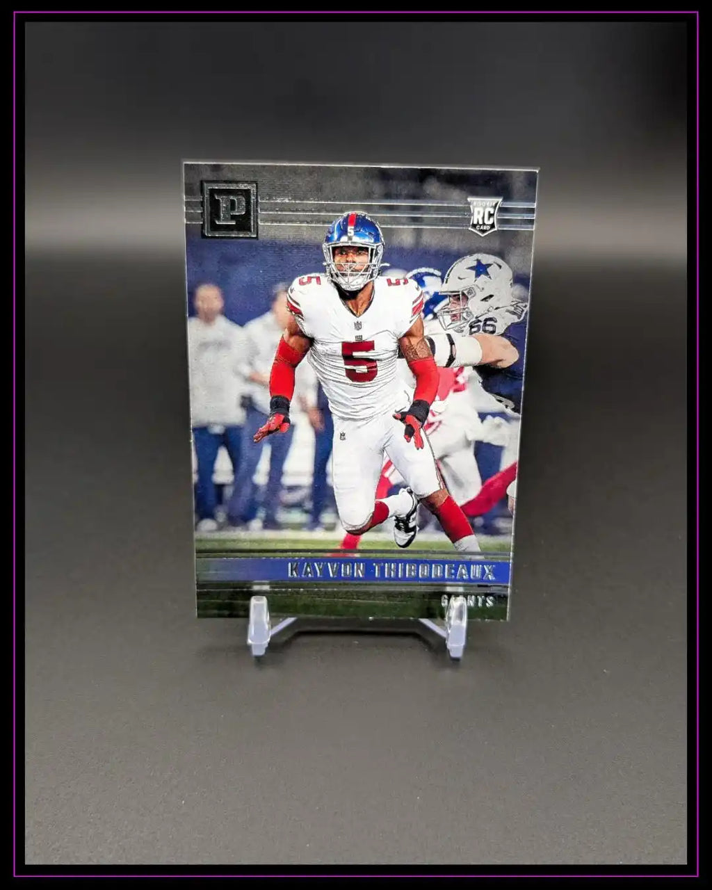 NFL Trading Card mit Football-Spieler im weißen Trikot, im Spielmoment, auf schwarzem Hintergrund.