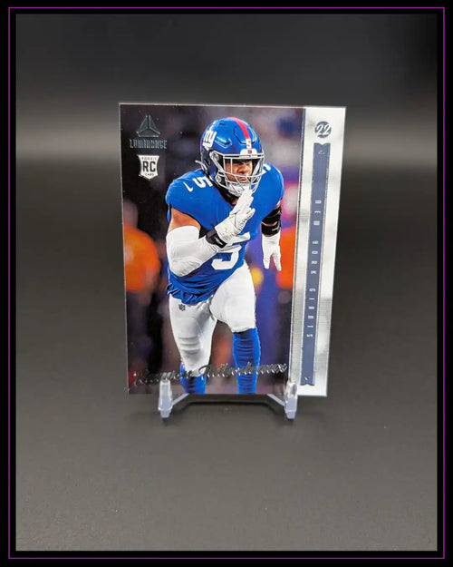 NFL Trading Card mit Football-Spieler der New York Giants im blauen Trikot auf dunklem Hintergrund