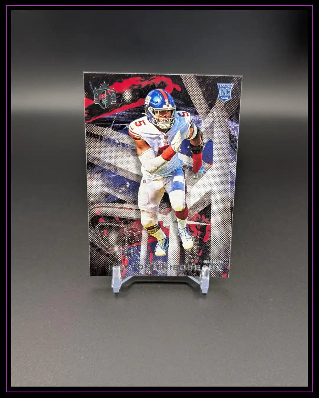 NFL Trading Card eines Footballspielers im Giants-Trikot mit Rookie-Symbol auf schwarzem Hintergrund