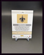Rückseite einer NFL Chris Olave Trading Card auf Ständer, Statistiken und Saints-Logo sichtbar