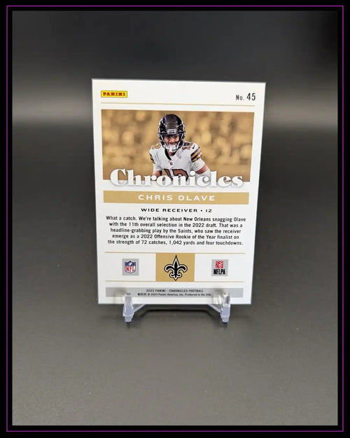 Rückseite einer Chris Olave NFL Trading Card der Panini Chronicles Serie auf Ständer