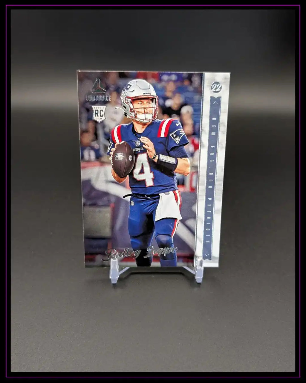NFL Trading Card mit Footballspieler im Patriots-Trikot, Quarterback in Action, Rookie-Karte.
