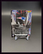 Rückseite einer Panini NFL Trading Card von Bailey Zappe, New England Patriots, auf Ständer