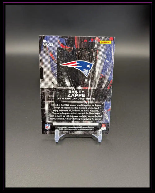 Rückseite einer Panini NFL Trading Card von Bailey Zappe, New England Patriots, auf Ständer