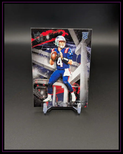 American Football Trading Card mit Spieler im blauen Patriots-Trikot auf schwarzem Hintergrund