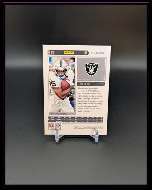 Rückseite einer NFL Panini Luminance Trading Card mit Raiders-Spieler im Fokus, auf Kartenständer
