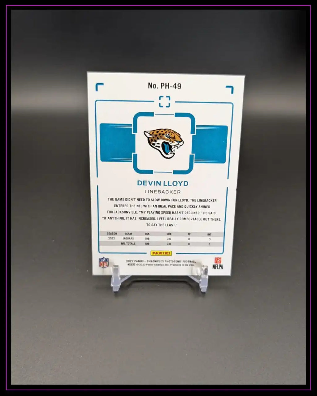 Rückseite einer Devin Lloyd NFL Trading Card mit Jaguars-Logo und Statistiken auf Kartenständer