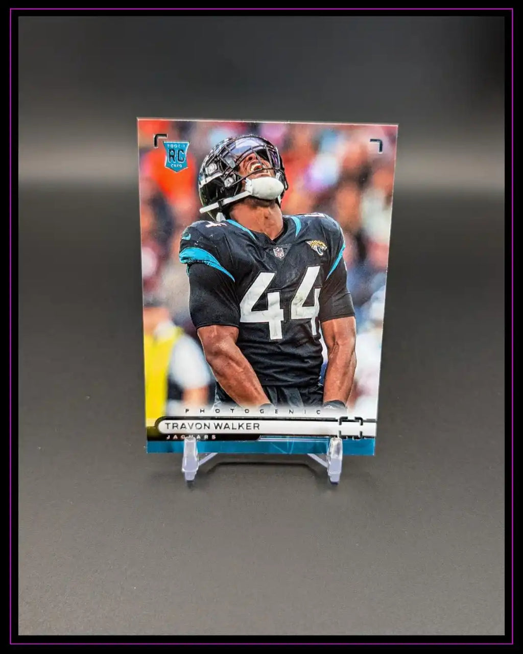 NFL Trading Card Travon Walker Jaguars Rookie, schwarze Uniform, auf Kartenständer