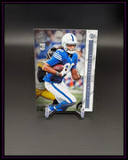 Limitierte Football Trading Card mit NFL-Spieler im blauen Trikot und Rookie-Logo auf Ständer