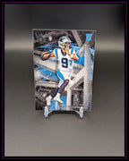 Football Trading Card mit Spieler im weißen Trikot, sportliche Sammelkarte auf Ständer