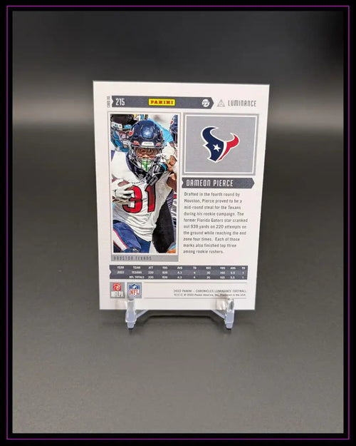Rückseite einer Panini Luminance NFL Trading Card mit Football-Spieler der Houston Texans, auf Ständer präsentiert