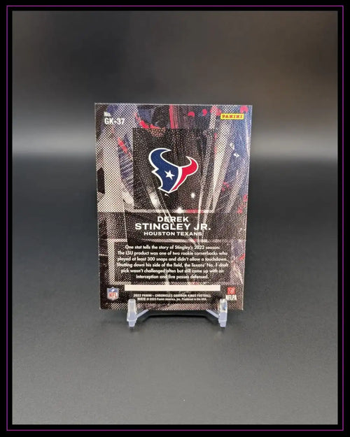 Rückseite einer NFL Trading Card von Derek Stingley Jr., Houston Texans, auf Kartenständer